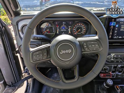 Used 2024 Jeep Gladiator Mojave AWD/4WD image 21