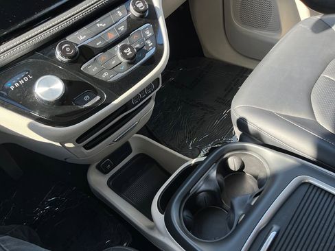 Used 2024 Chrysler Pacifica Select image 25