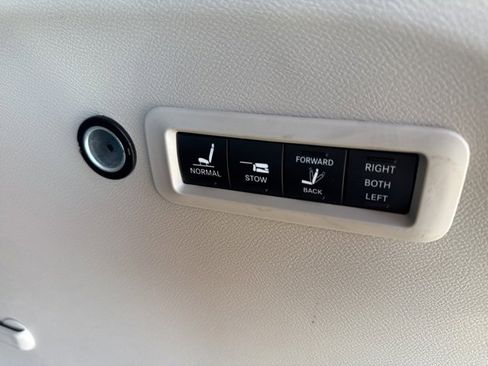 Used 2022 Chrysler Pacifica Limited image 9