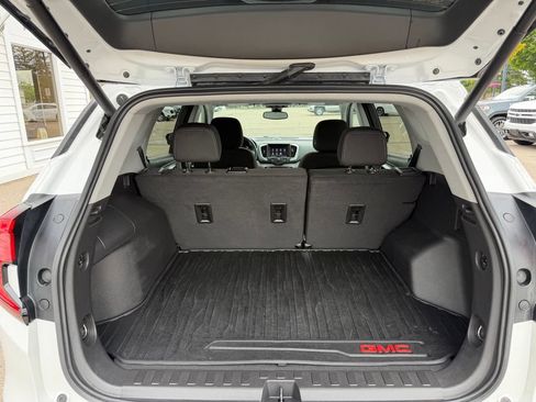 Used 2024 GMC Terrain SLE w/ Driver Convenience Package FWD image 9