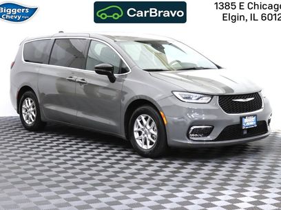 Used 2025 Chrysler Pacifica Select