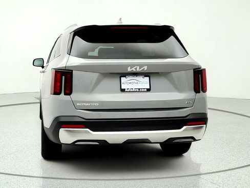 Used 2025 Kia Sorento S AWD/4WD image 6