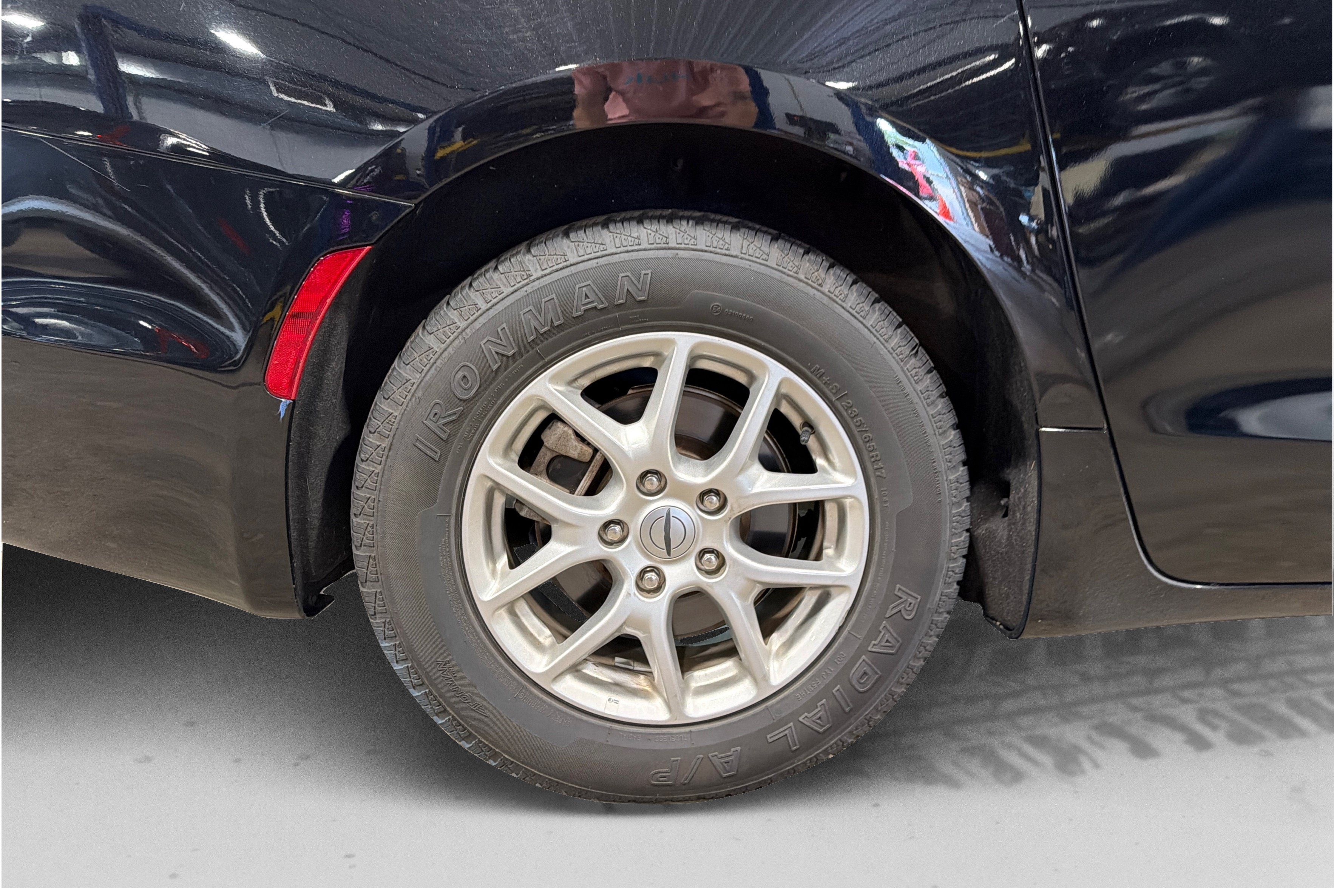 Used 2025 Chrysler Pacifica Select FWD image 47