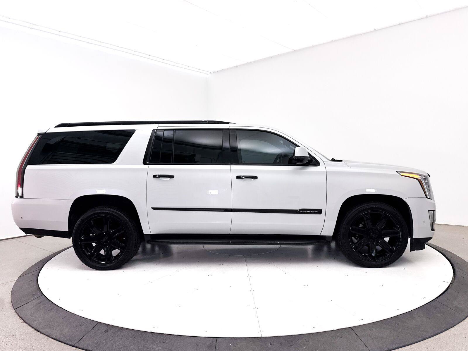 Used 2017 Cadillac Escalade ESV Luxury AWD/4WD image 37