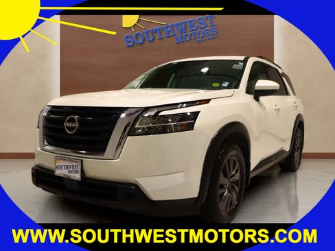 Used 2022 Nissan Pathfinder SV image 1