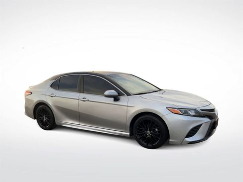 Used 2019 Toyota Camry SE image 2