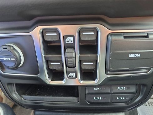 New 2025 Jeep Gladiator Sport image 21