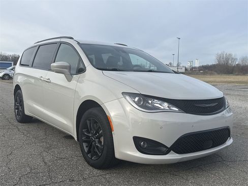 Used 2020 Chrysler Pacifica Touring-L w/ Advanced Safetytec Group image 2