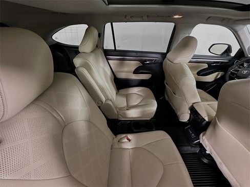 Used 2023 Toyota Highlander Platinum image 28