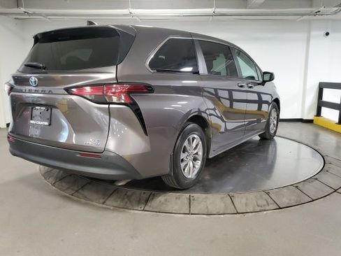 Used 2022 Toyota Sienna XLE image 7