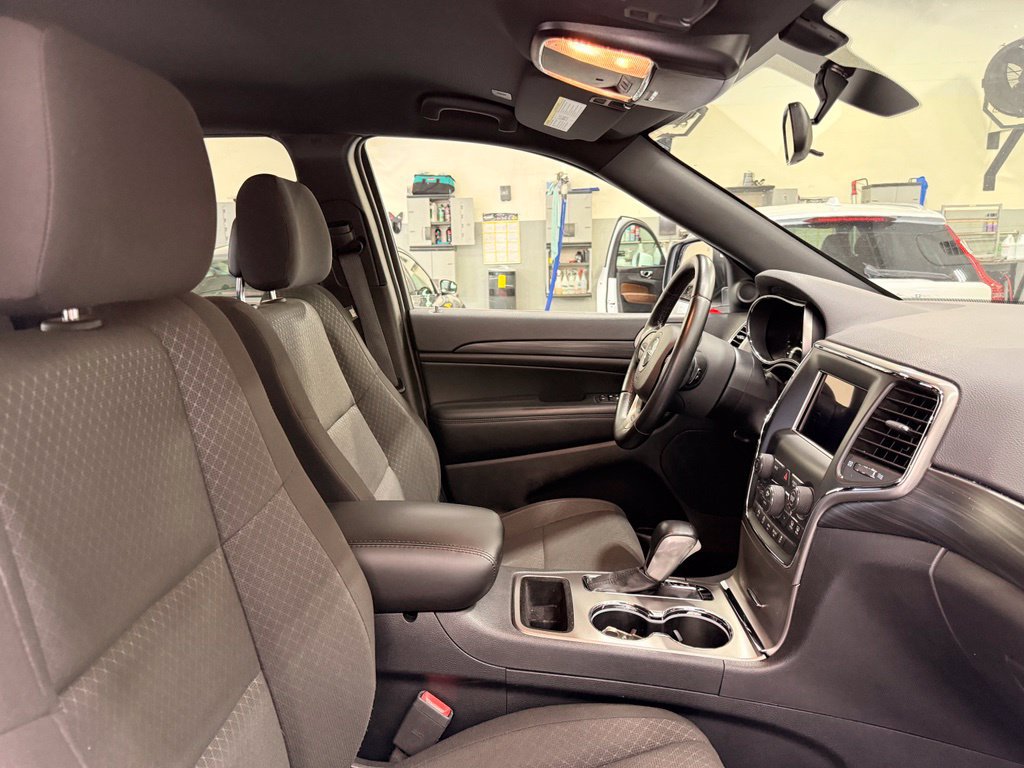 Used 2020 Jeep Grand Cherokee Laredo AWD/4WD image 30