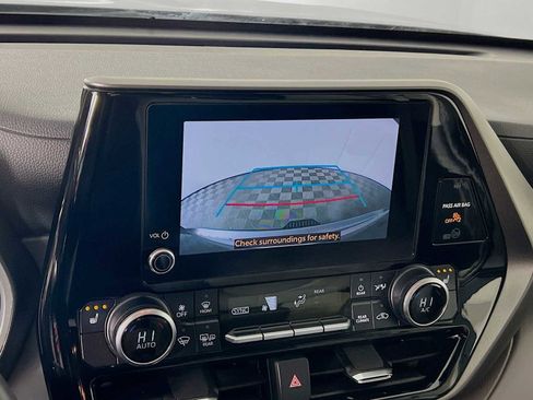 Used 2024 Toyota Highlander XLE image 13