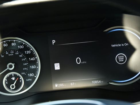 Used 2025 Genesis G70 2.5T image 10