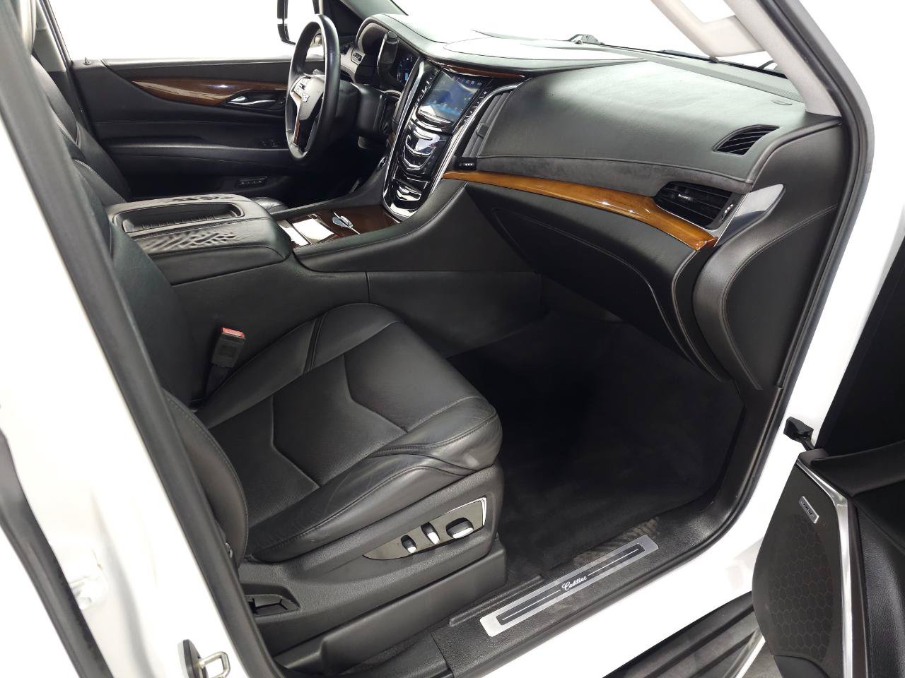 Used 2017 Cadillac Escalade Luxury AWD/4WD image 40