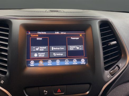 Used 2019 Jeep Cherokee Latitude Plus w/ Cold Weather Group AWD/4WD image 15