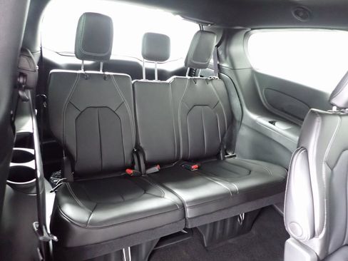 New 2025 Chrysler Pacifica Select image 30