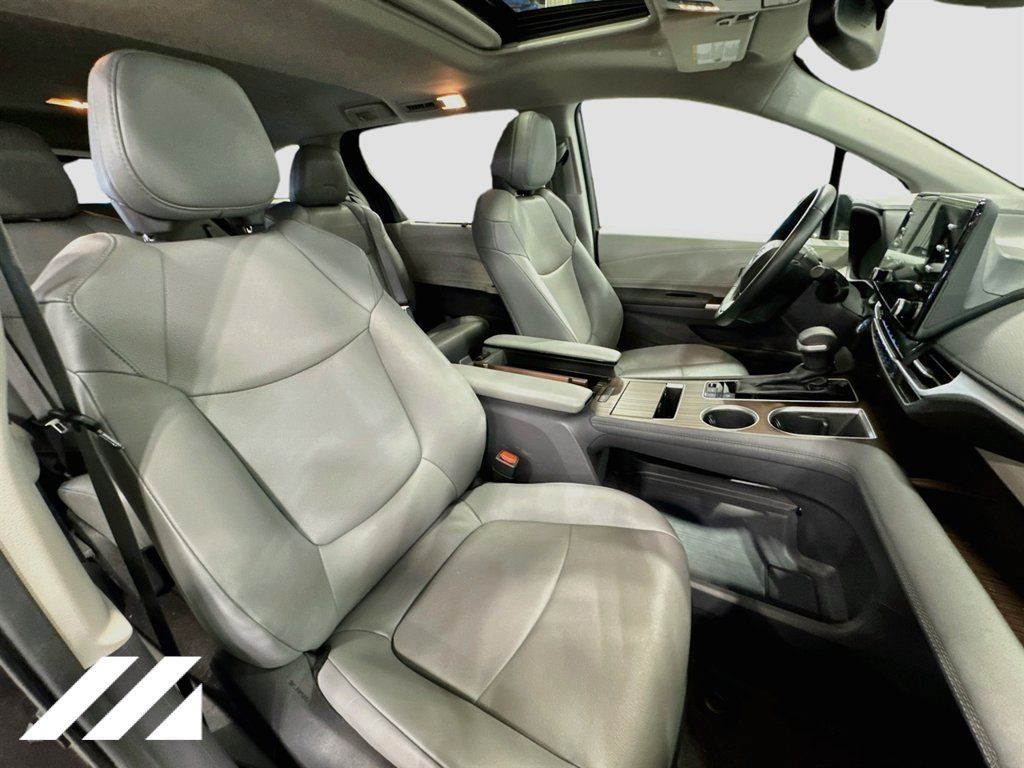 Used 2024 Toyota Sienna XLE AWD/4WD image 31