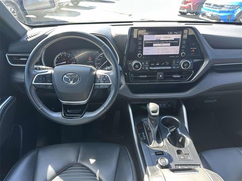 Used 2022 Toyota Highlander XSE image 11
