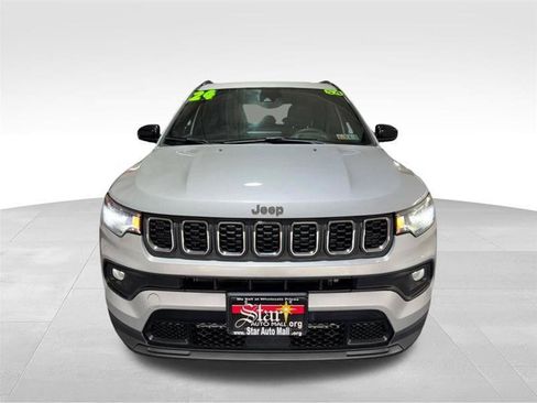 Used 2024 Jeep Compass Latitude AWD/4WD image 2