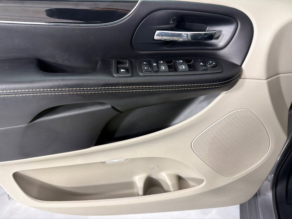Used 2014 Chrysler Town & Country Touring-L FWD image 10