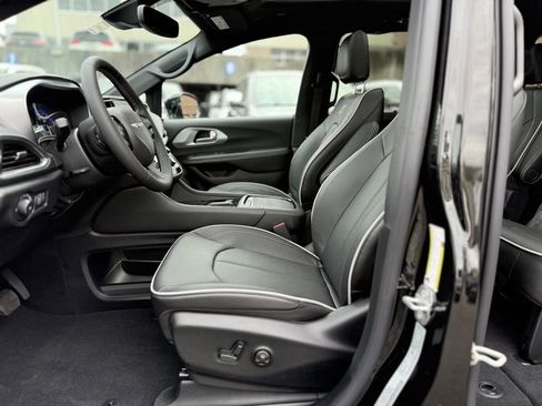 New 2026 Chrysler Pacifica Limited w/ S Appearance Package image 17