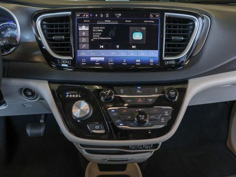 Used 2022 Chrysler Pacifica Touring-L FWD image 13