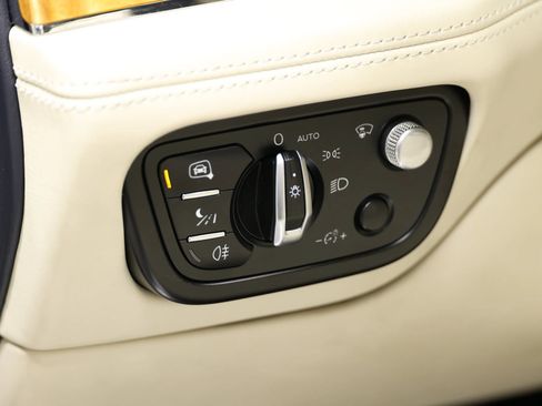 Used 2017 Bentley Bentayga AWD/4WD image 27