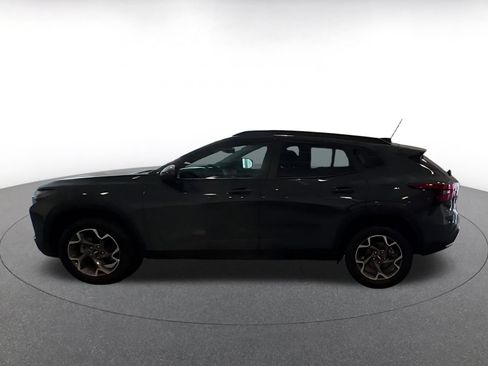 Used 2025 Chevrolet Trax LT FWD image 8