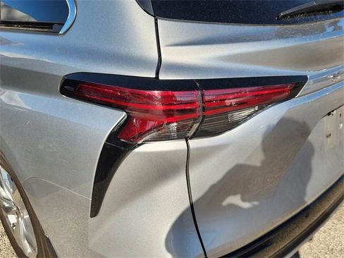 Used 2023 Toyota Sienna Limited image 6