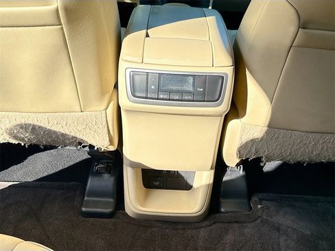 Used 2017 Toyota Highlander XLE image 28