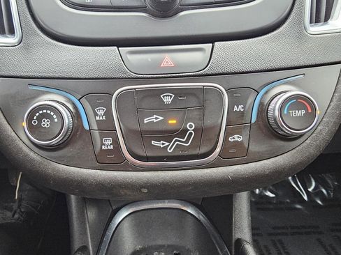 Used 2018 Chevrolet Malibu LT image 24