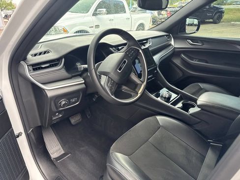 Used 2023 Jeep Grand Cherokee Altitude AWD/4WD image 10