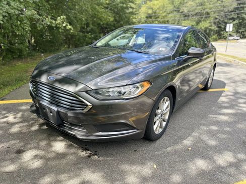 Used 2017 Ford Fusion SE w/ Fusion SE Technology Package image 1