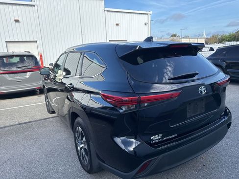 Used 2023 Toyota Highlander XLE image 9