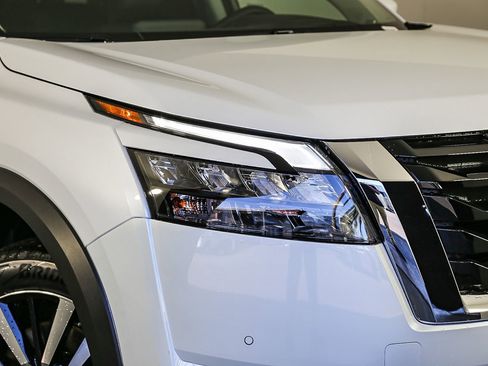 Certified 2025 Nissan Pathfinder Platinum image 2