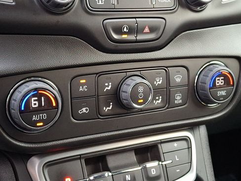 Certified 2022 GMC Terrain SLT w/ Infotainment Package II AWD/4WD image 17