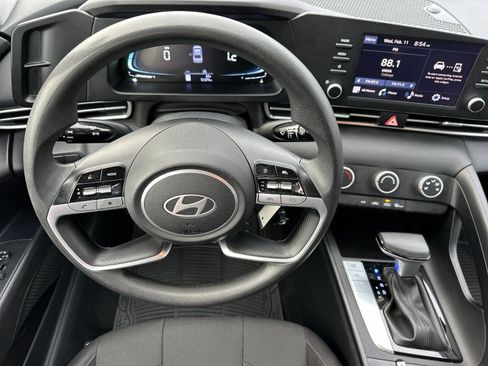 Used 2024 Hyundai Elantra SE image 13