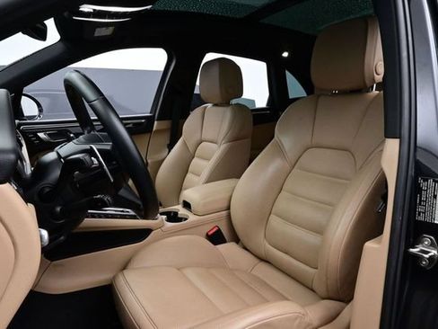 Certified 2022 Porsche Macan S AWD/4WD image 5