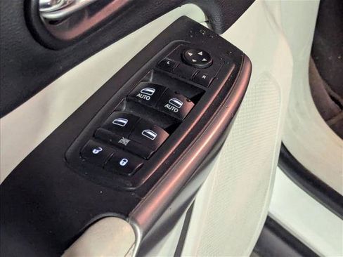 Used 2019 Jeep Cherokee Limited w/ Technology Group image 8