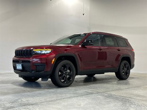 New 2025 Jeep Grand Cherokee L Altitude image 2