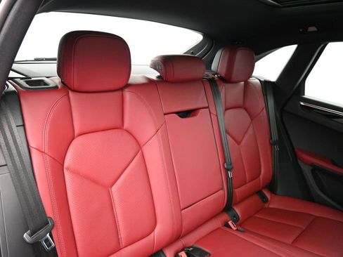 Used 2022 Porsche Macan S image 31