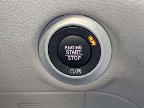 Used 2023 Chrysler Pacifica Touring-L image 24