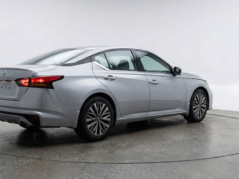 Used 2025 Nissan Altima 2.5 SV image 9