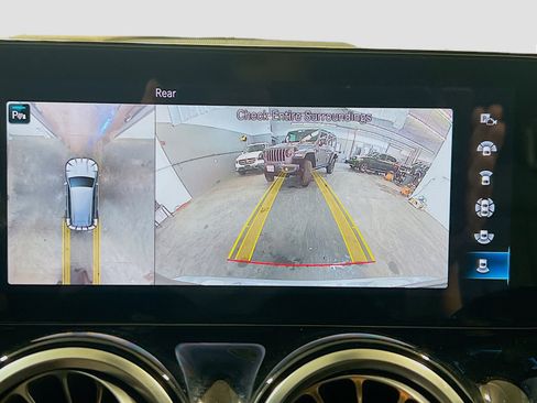 Used 2023 Mercedes-Benz GLB 250 GLB 250 w/ Premium Package image 9