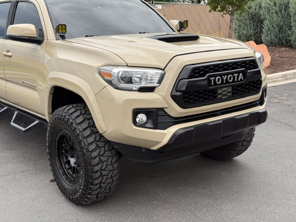 Used 2019 Toyota Tacoma TRD Sport w/ Technology Package AWD/4WD image 3