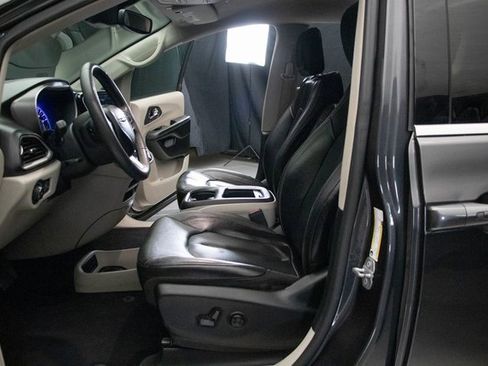 Used 2022 Chrysler Pacifica Touring-L image 26