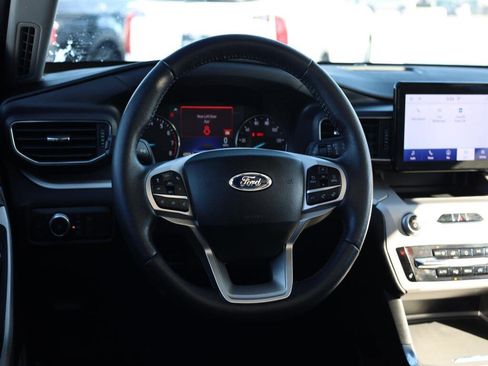 Used 2022 Ford Explorer XLT w/ Equipment Group 202A image 9