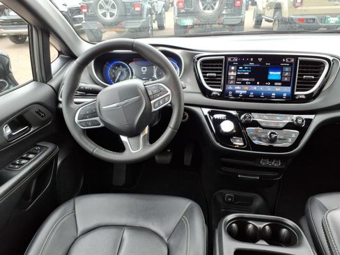 Used 2025 Chrysler Pacifica Select FWD image 16