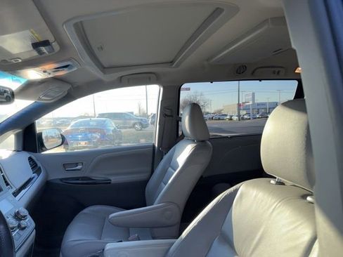 Used 2015 Toyota Sienna XLE Premium image 11