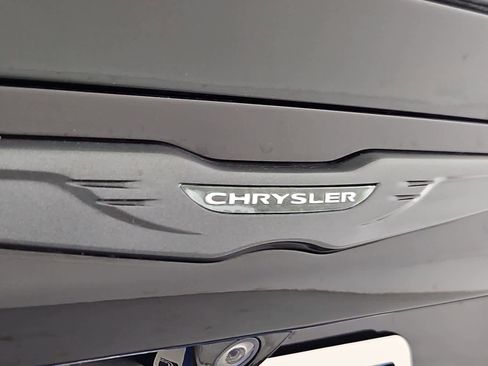 Used 2018 Chrysler Pacifica Touring Plus w/ S Appearance Package FWD image 11